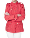 Trench rojo con cinturón