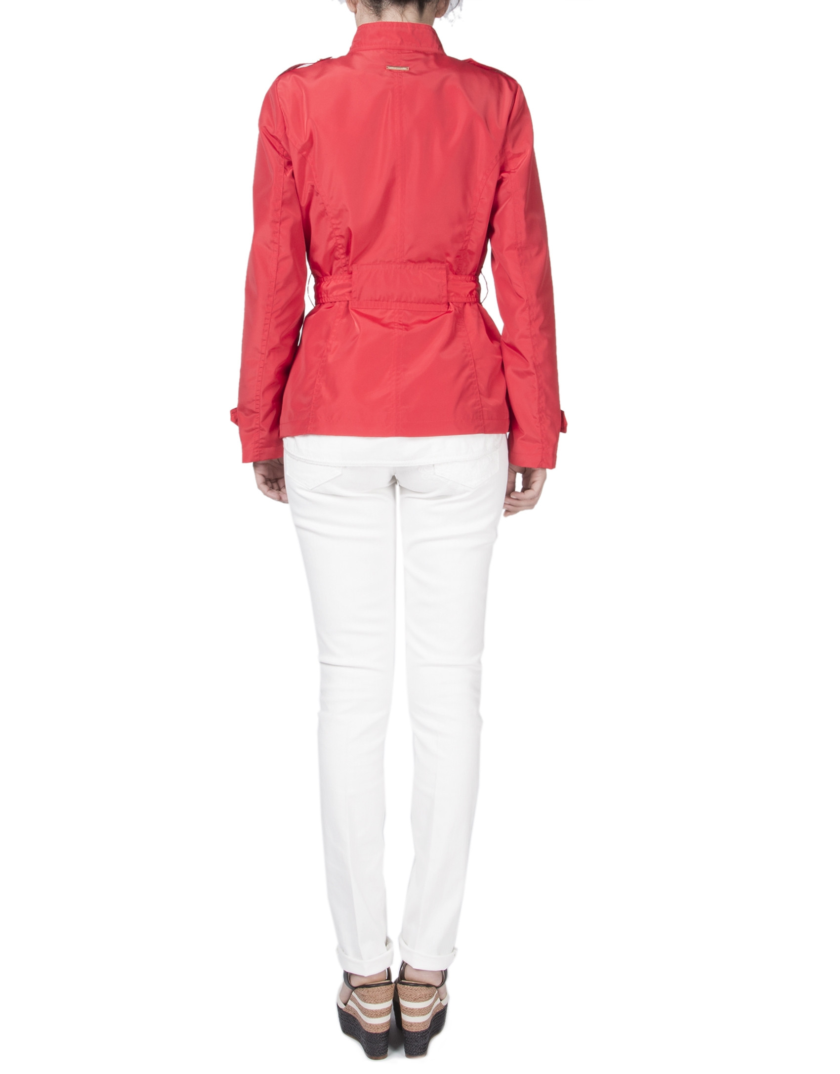 Trench rojo con cinturón
