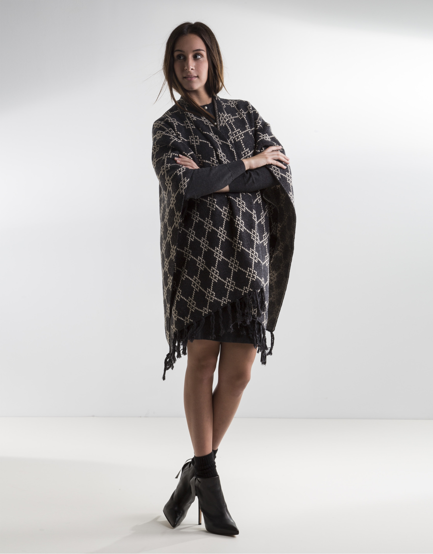 Poncho flecos gris