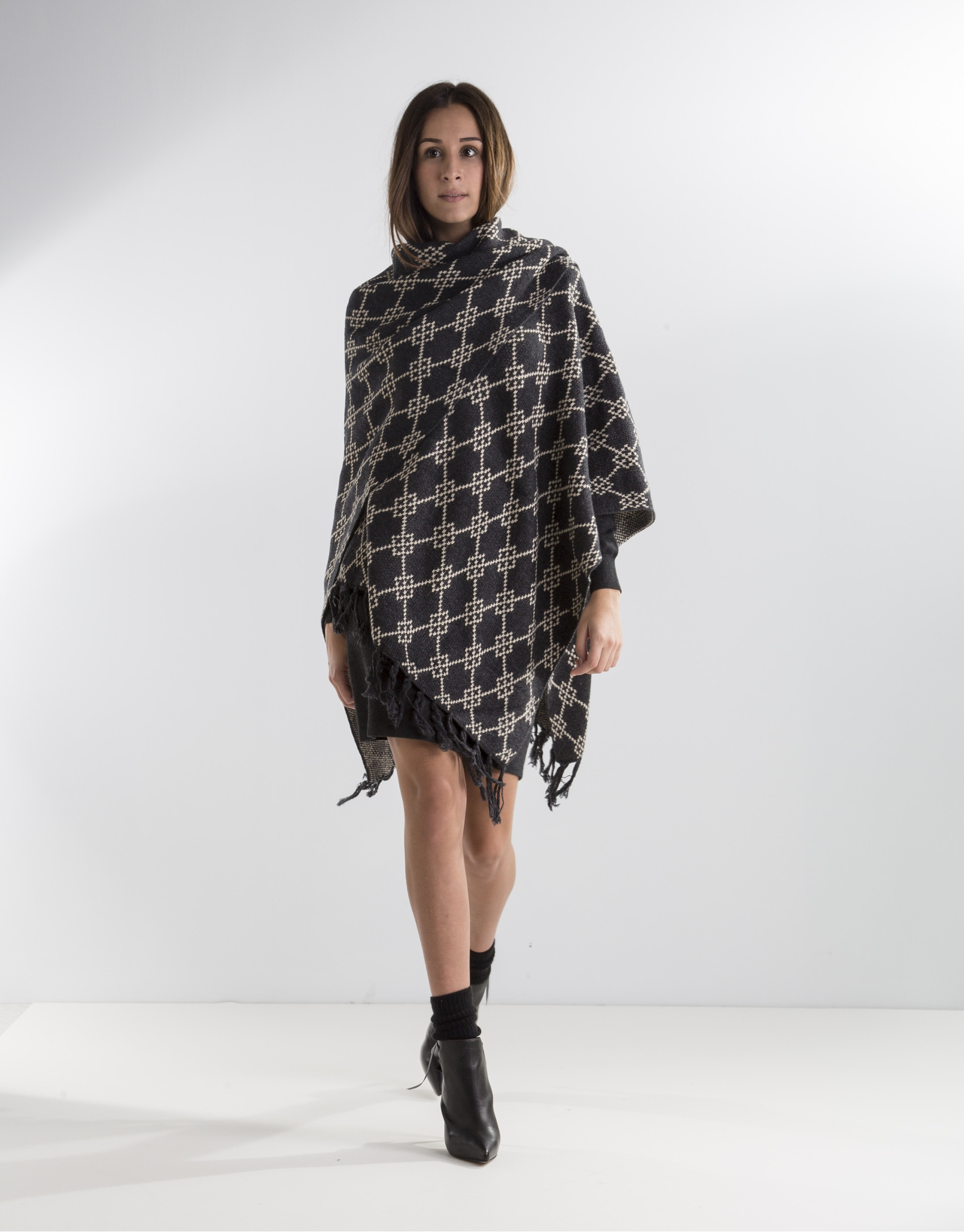Poncho flecos gris