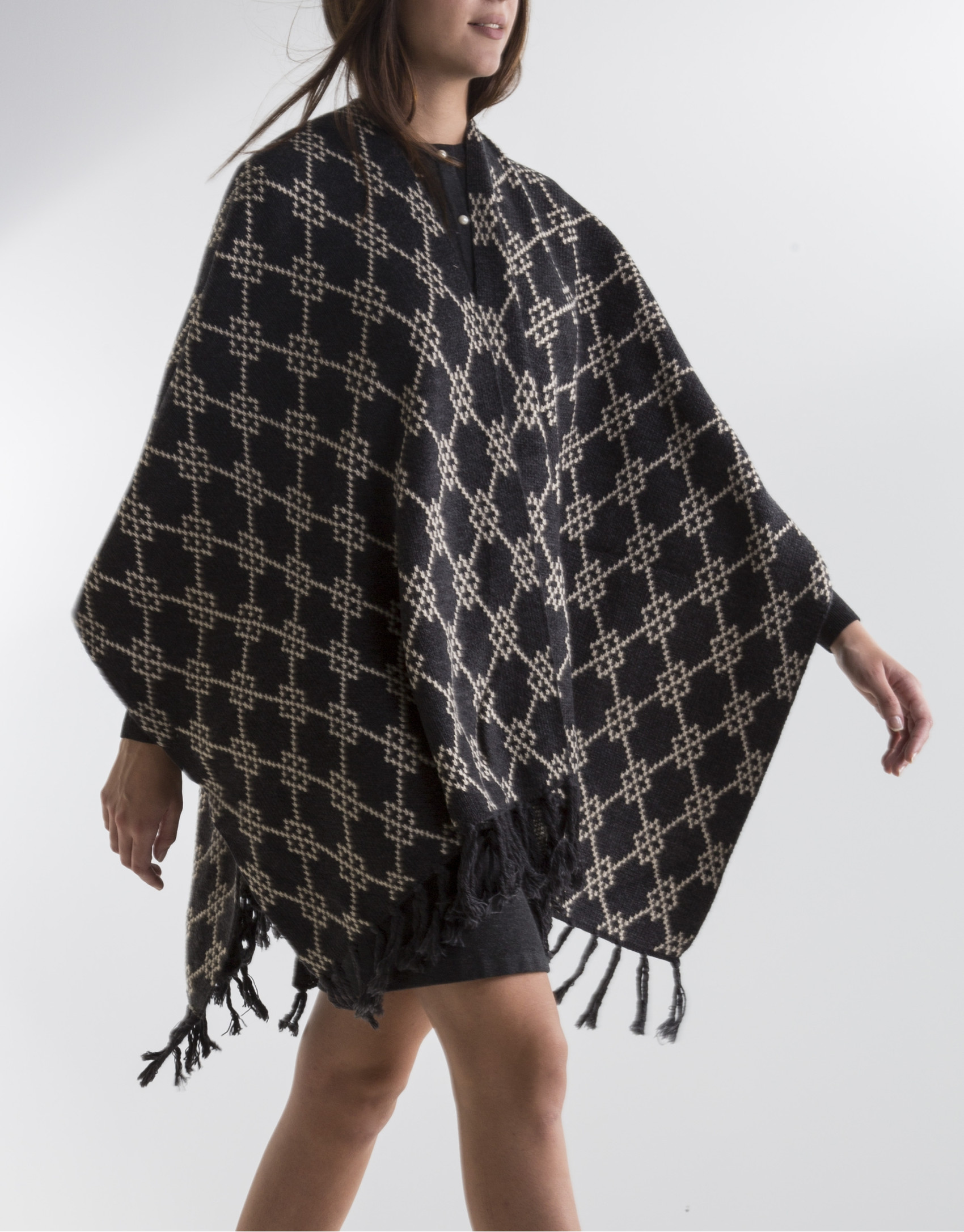 Poncho flecos gris