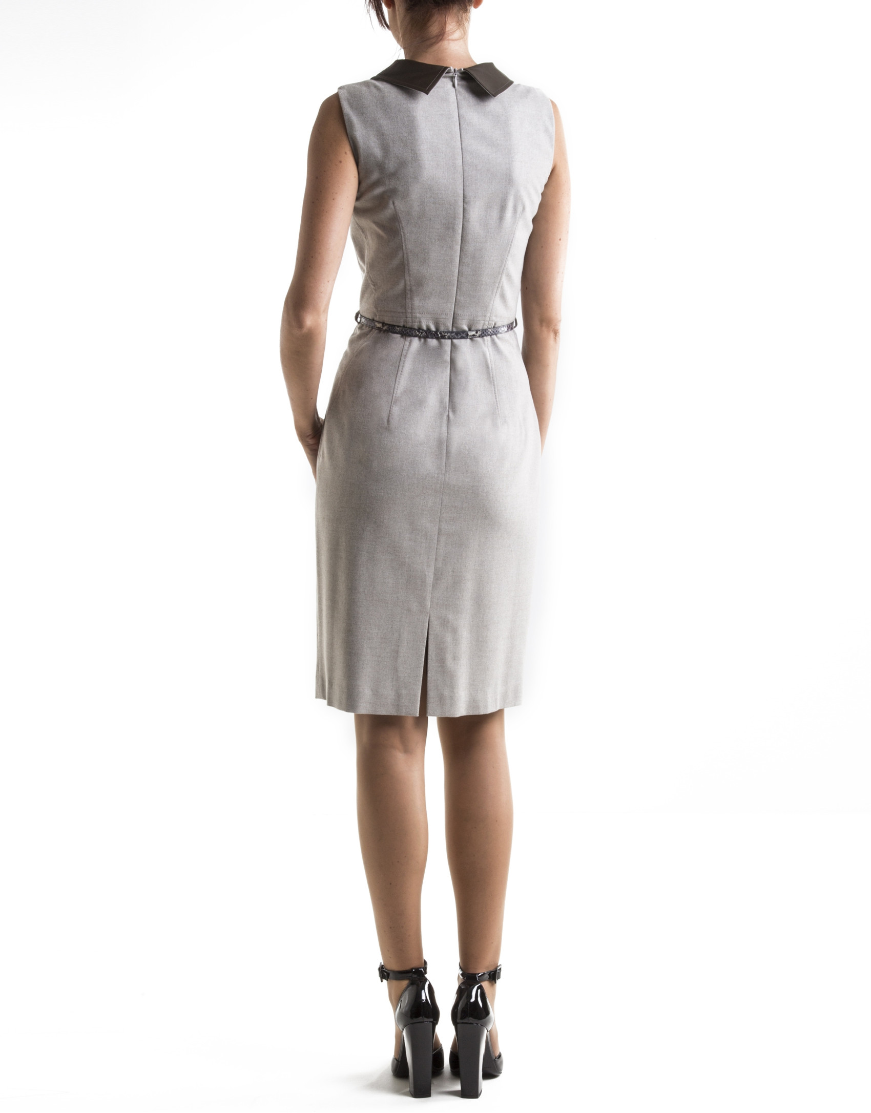 Beige sleeveless dress with leather collar