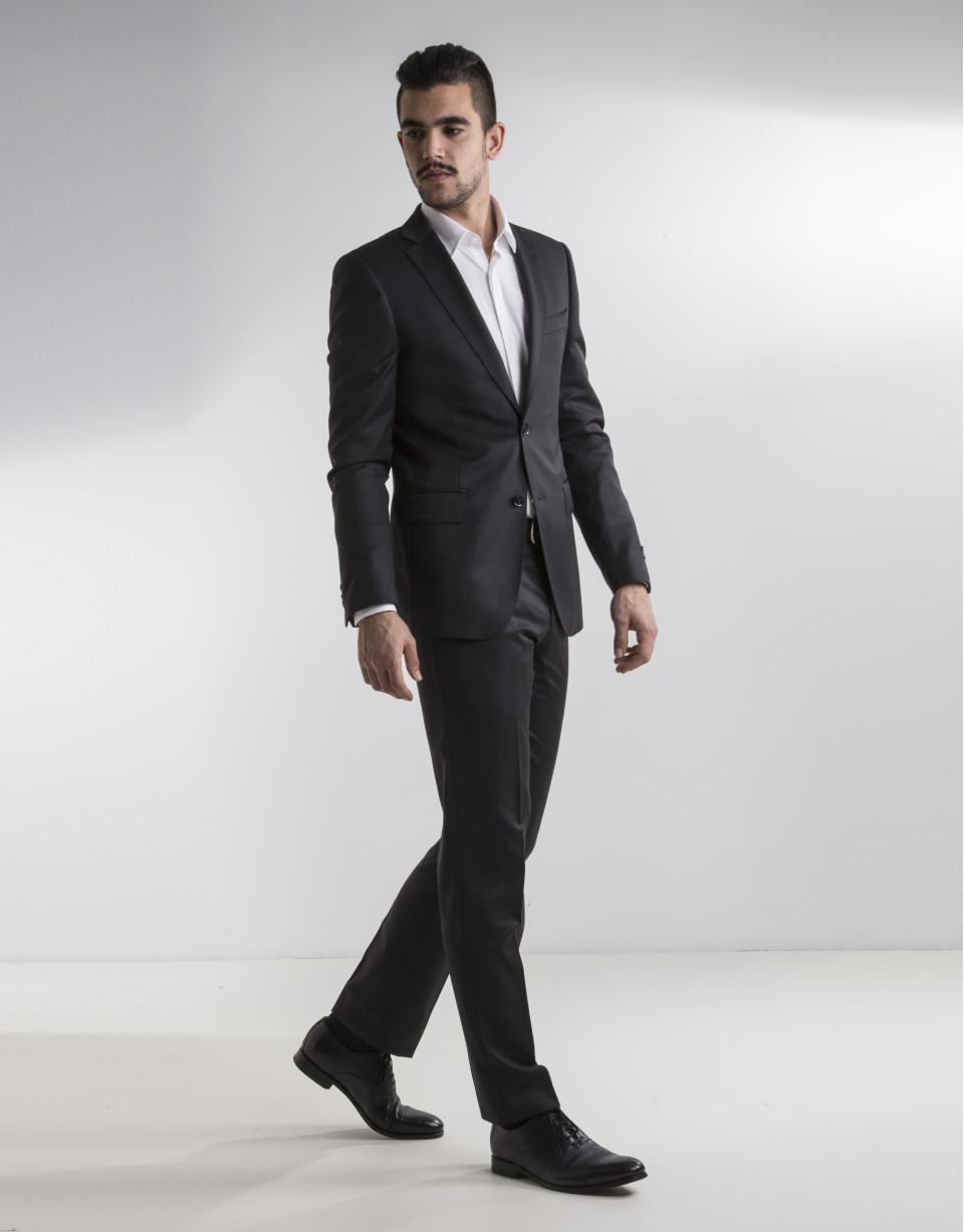 Traje liso gris oscuro