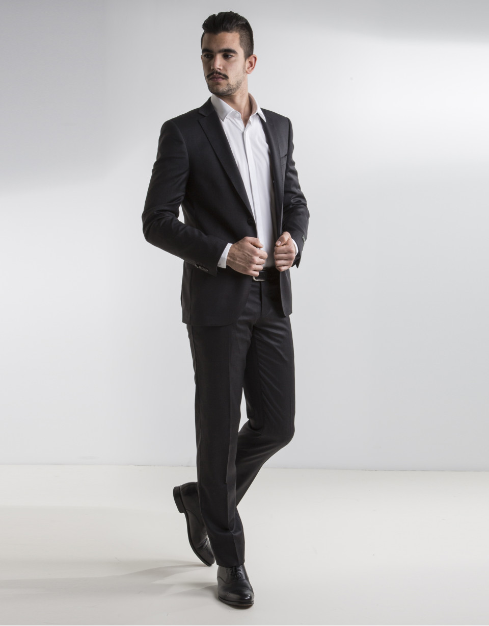 Traje liso gris oscuro