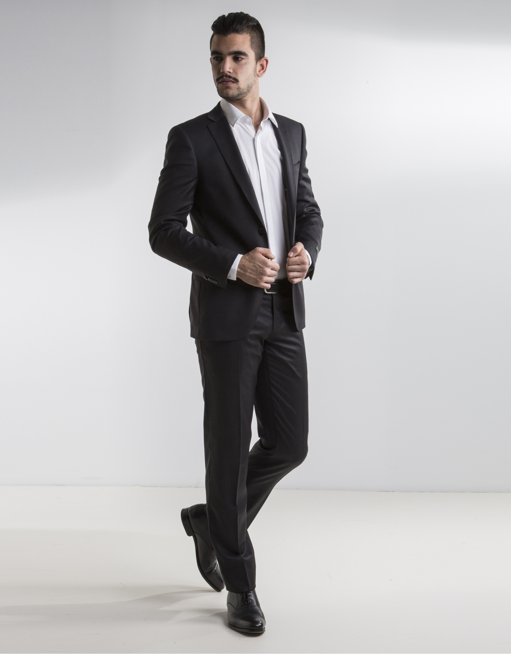 Traje liso gris oscuro
