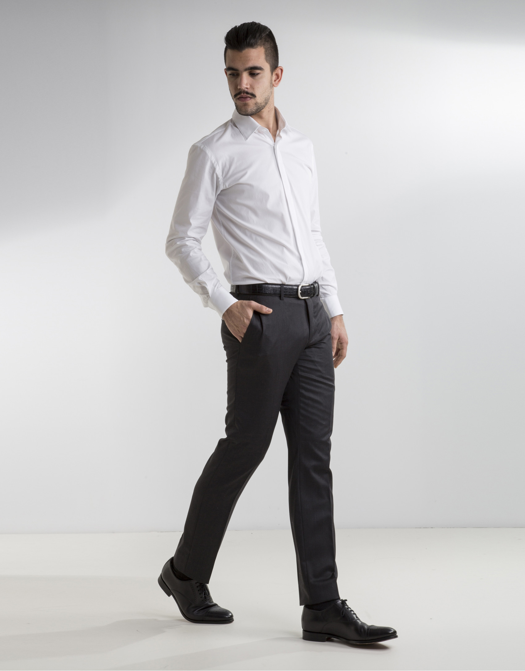 Traje liso gris oscuro