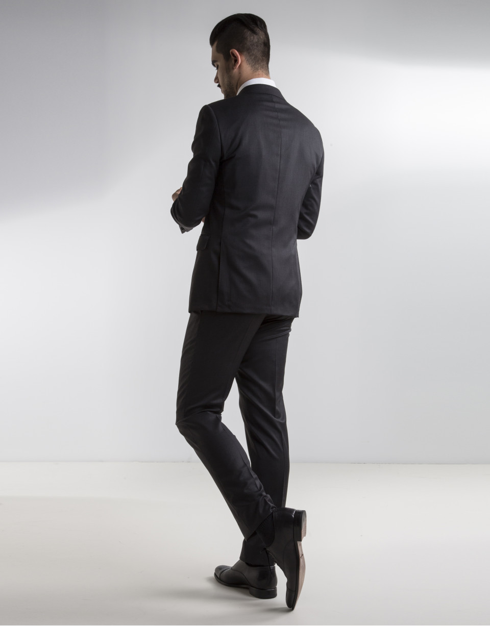 Traje liso gris oscuro