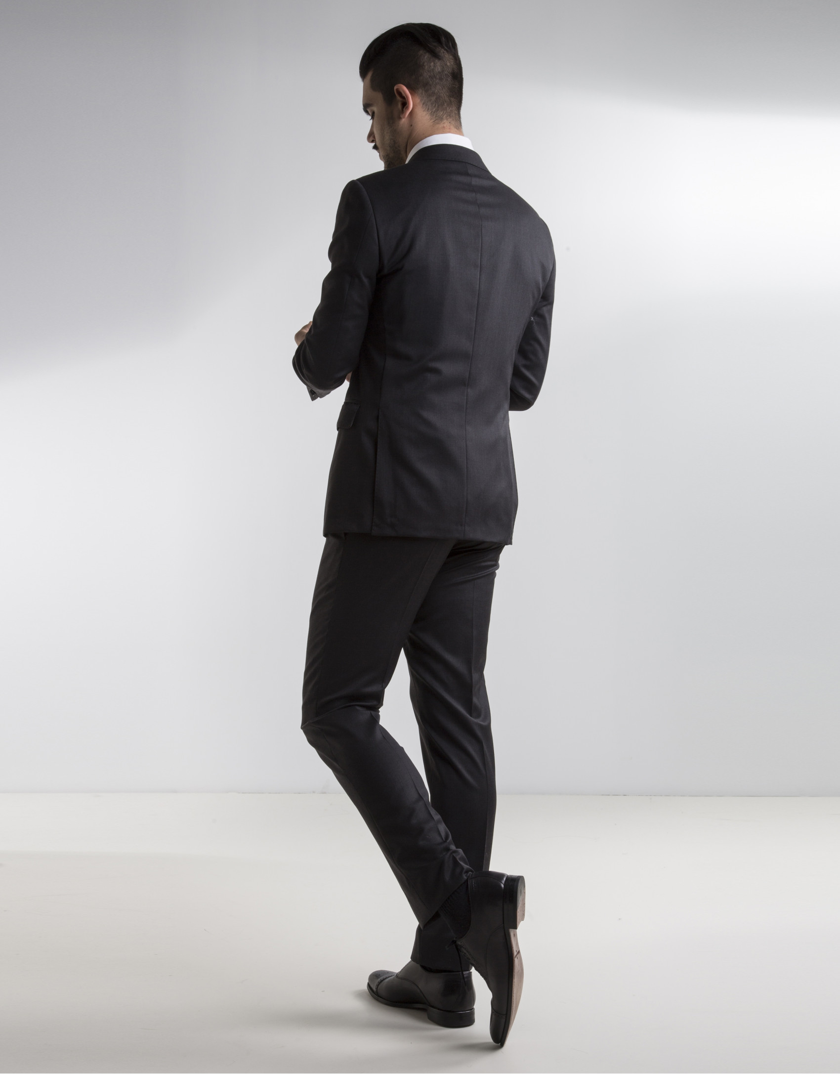 Traje liso gris oscuro