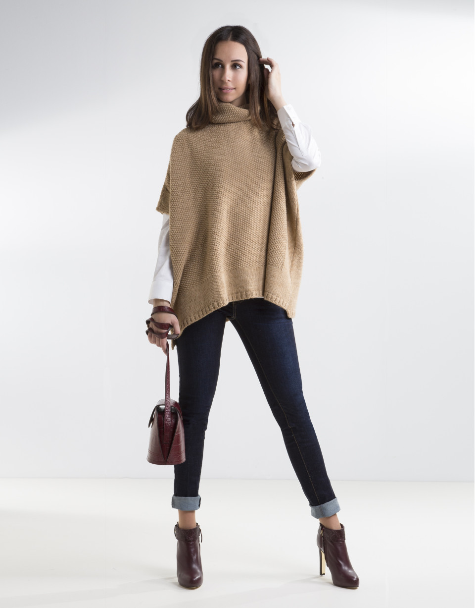 Poncho cuello vuelto beige