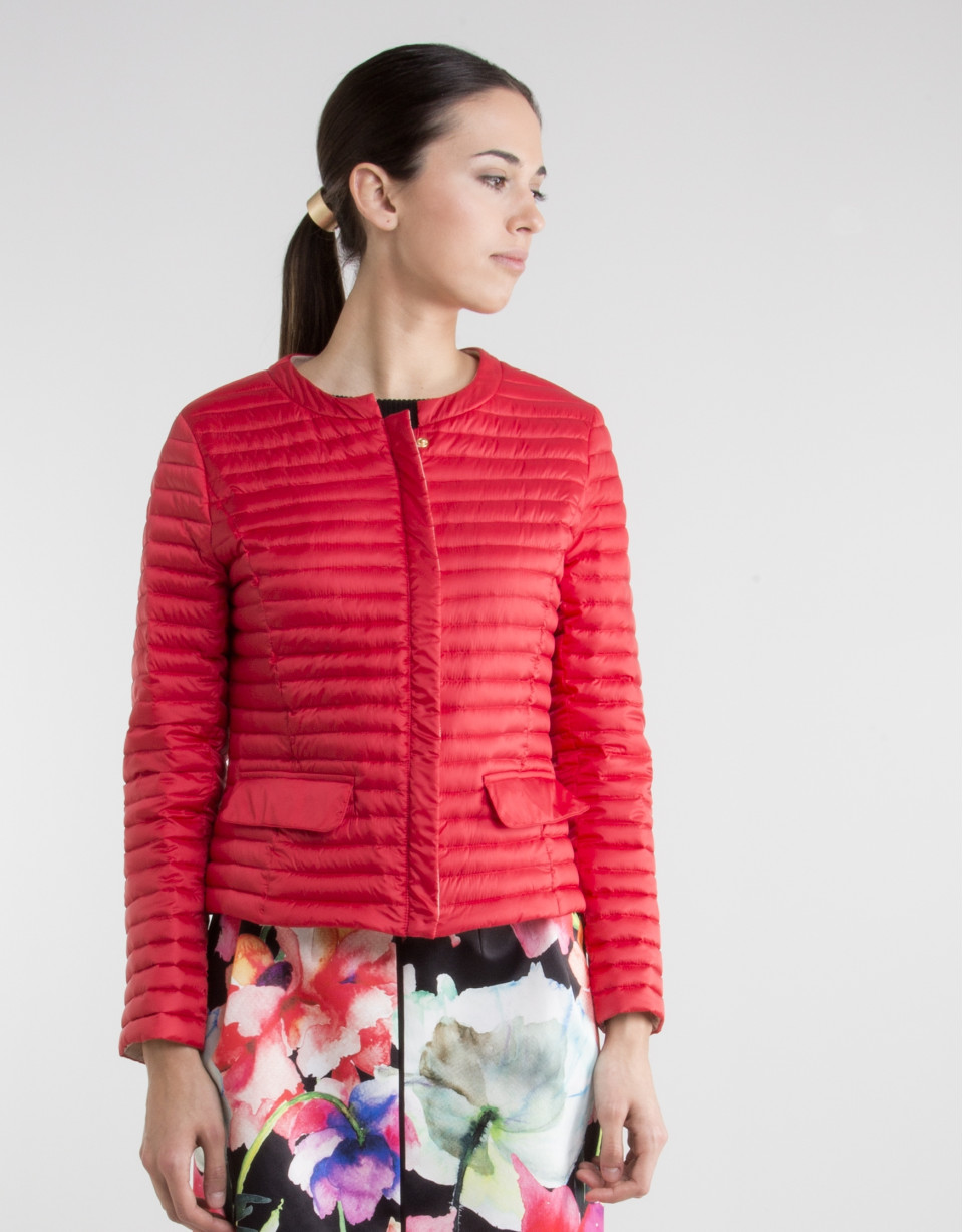 Plumas corto rojo