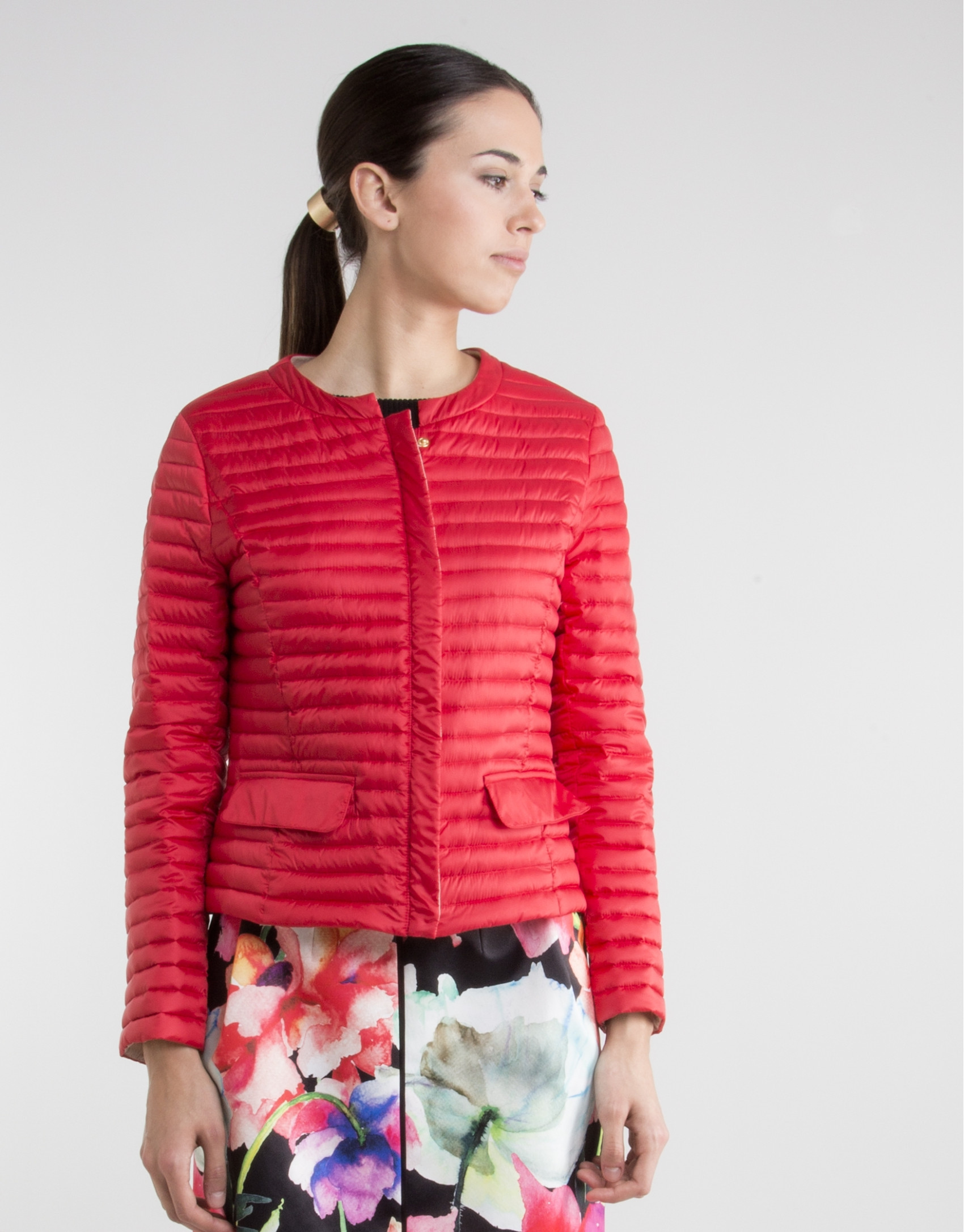 Plumas corto rojo
