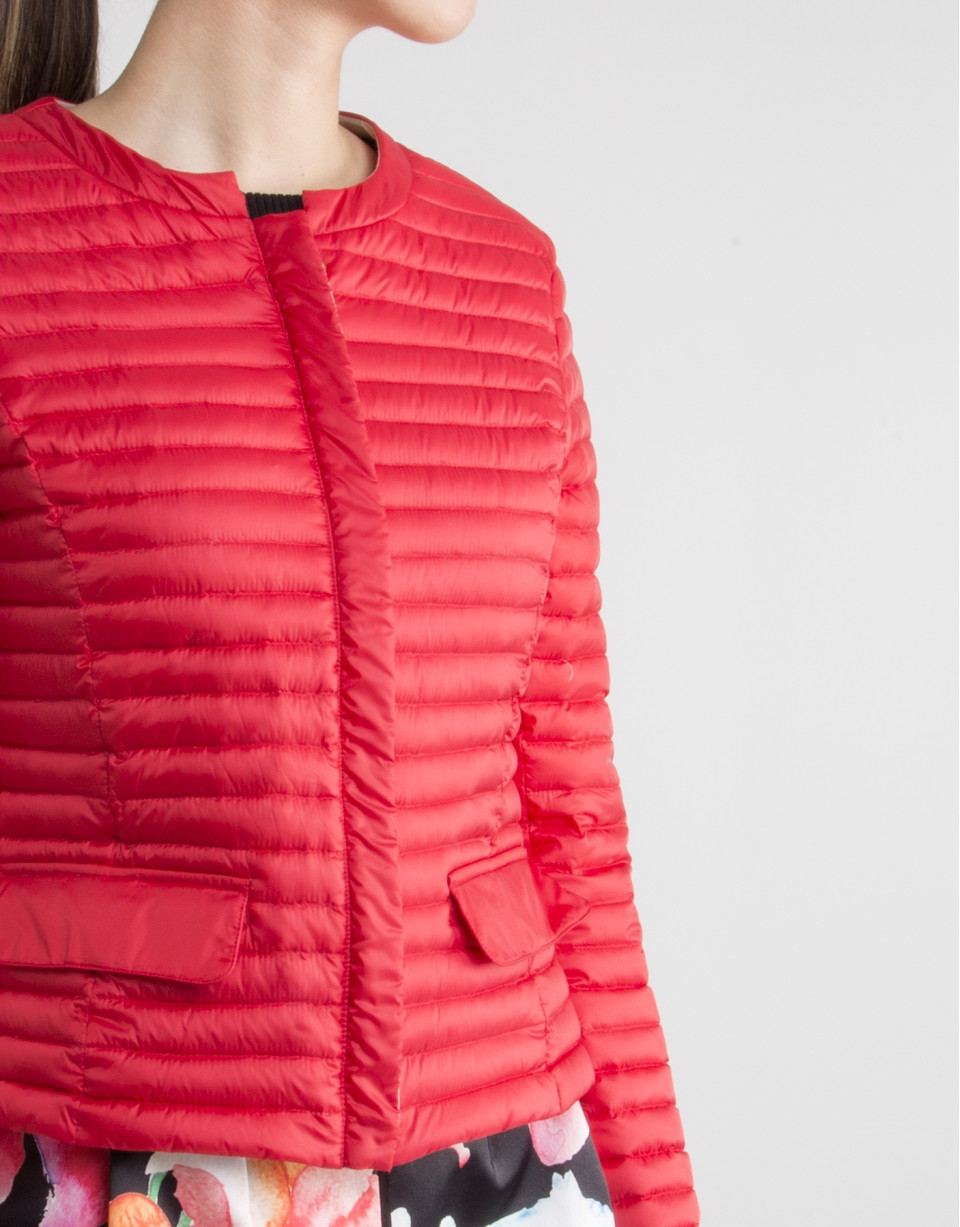 Plumas corto rojo