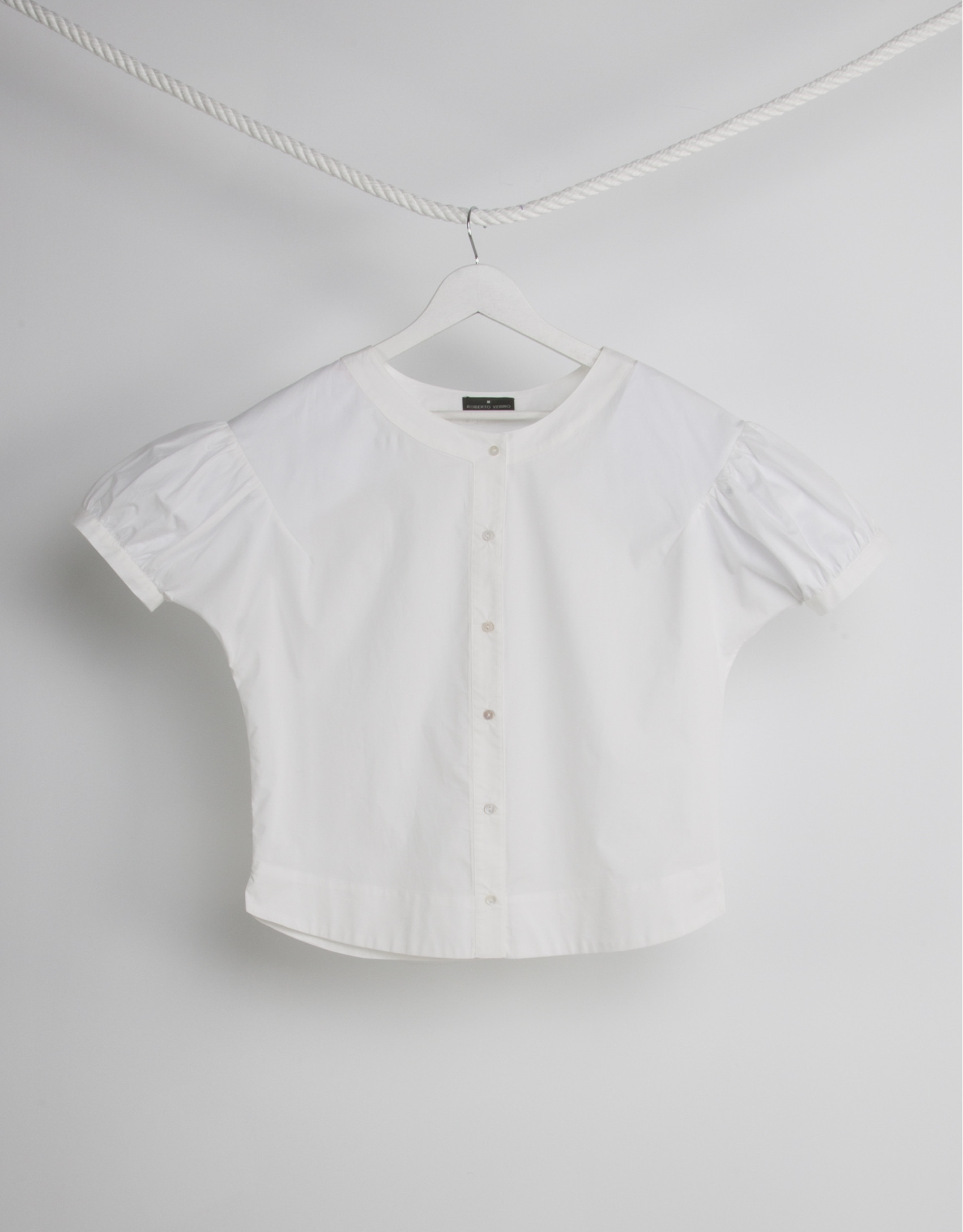 Camisa blanca cuello redondo