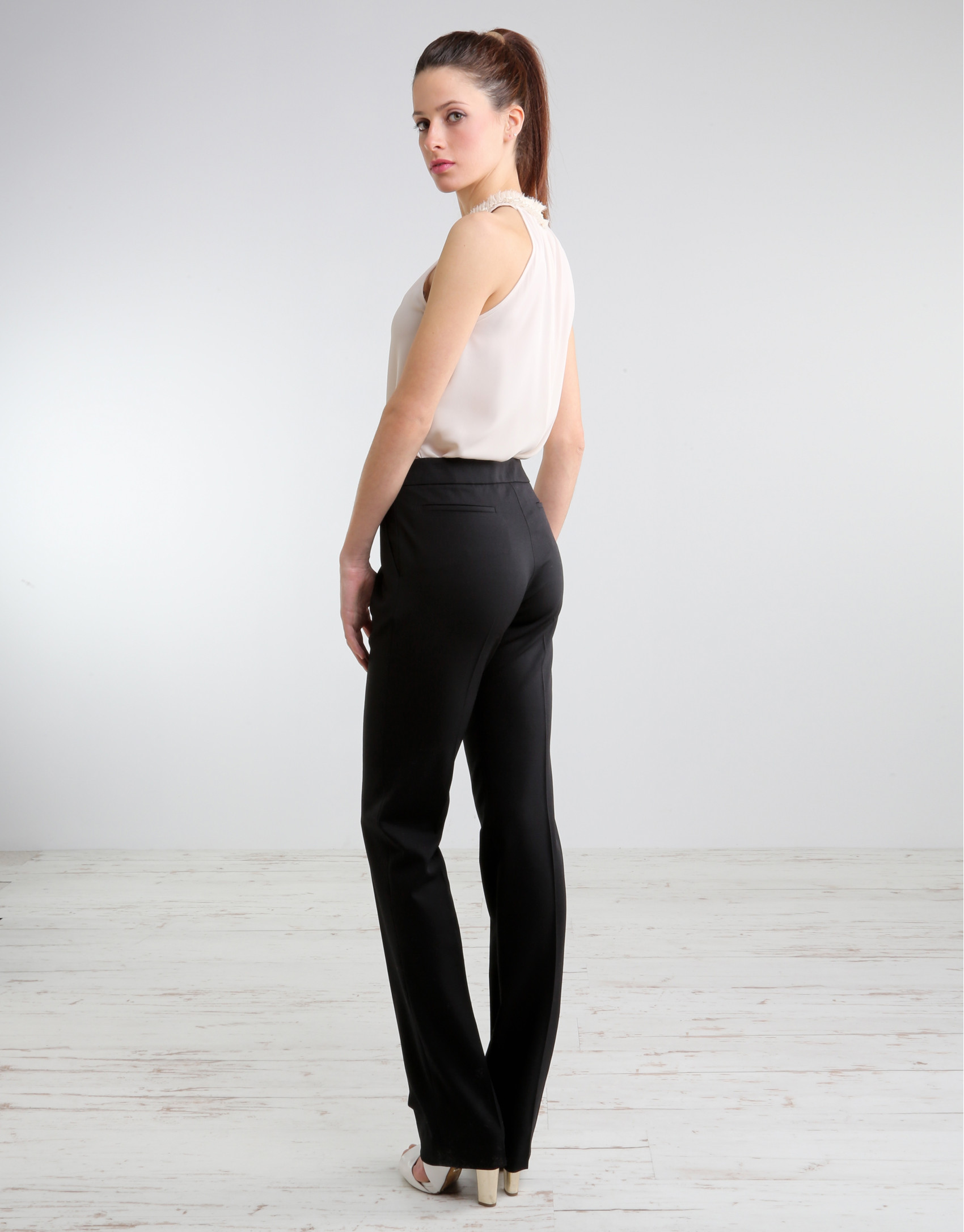 Pantalón negro con pasamanería