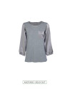 Blusa gris escote redondo y bolsillo