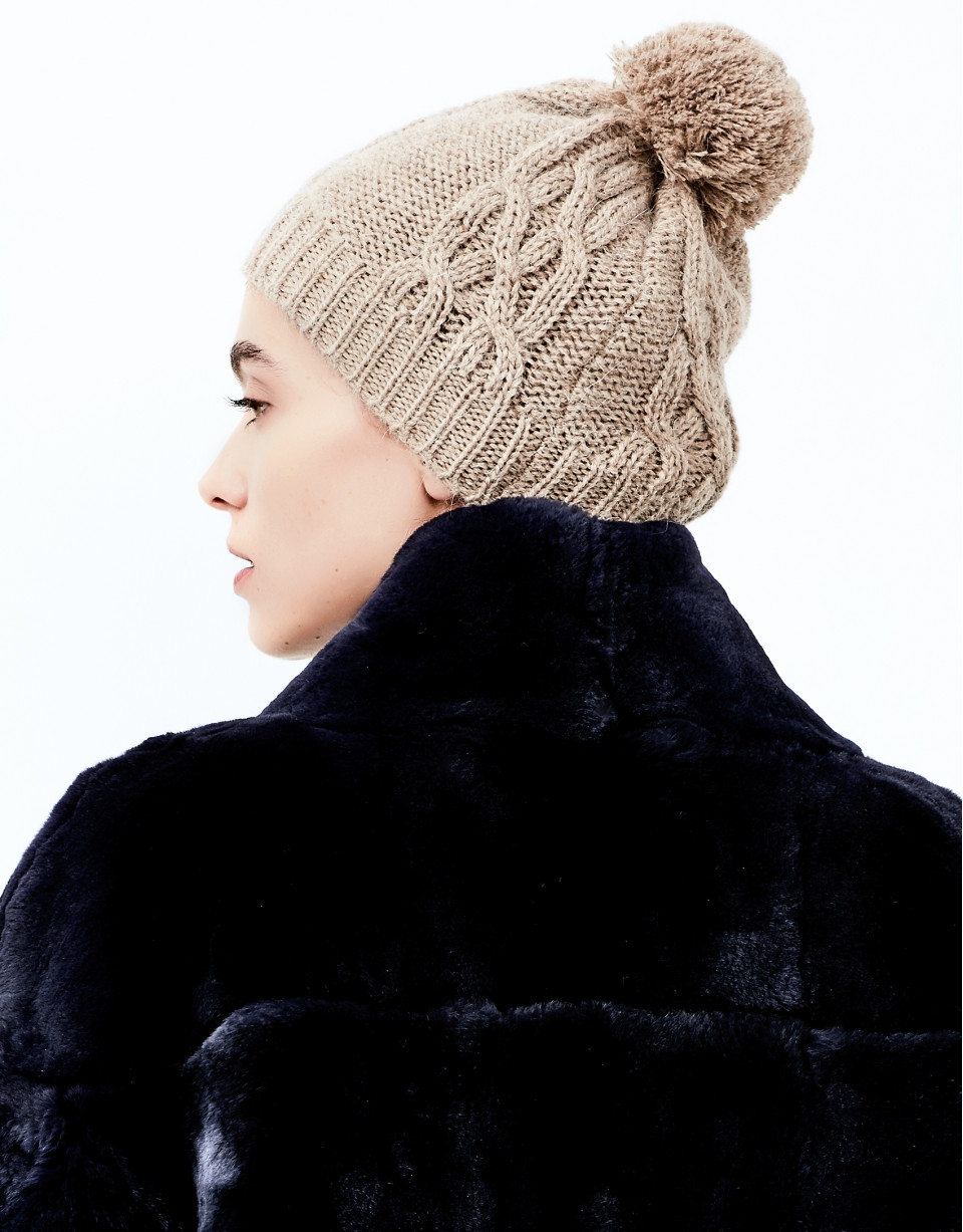 Gorro punto pompón beige