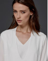 Blusa amplia escote pico crudo