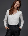 Blusa amplia escote pico crudo