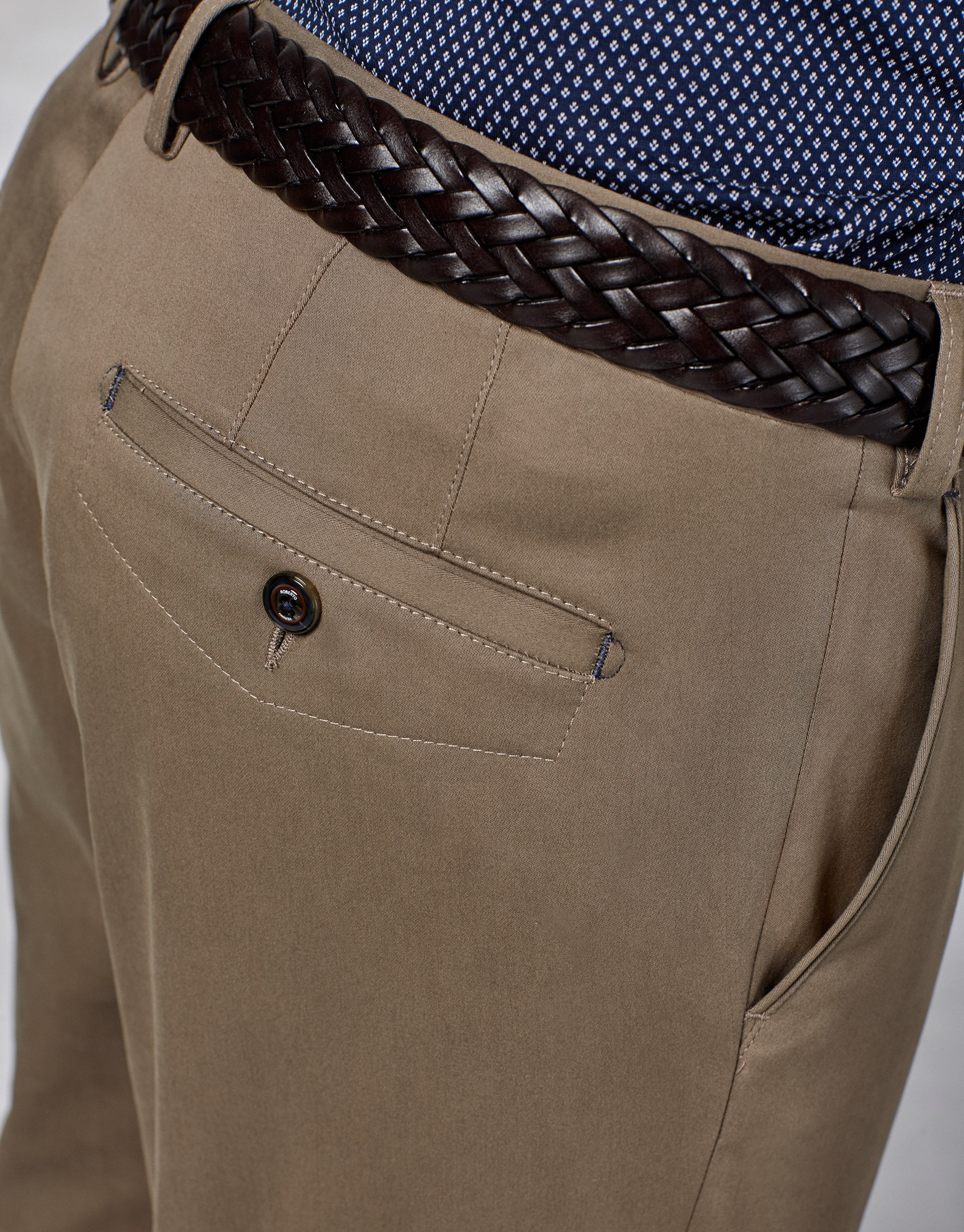 Pantalón chino algodón color visón