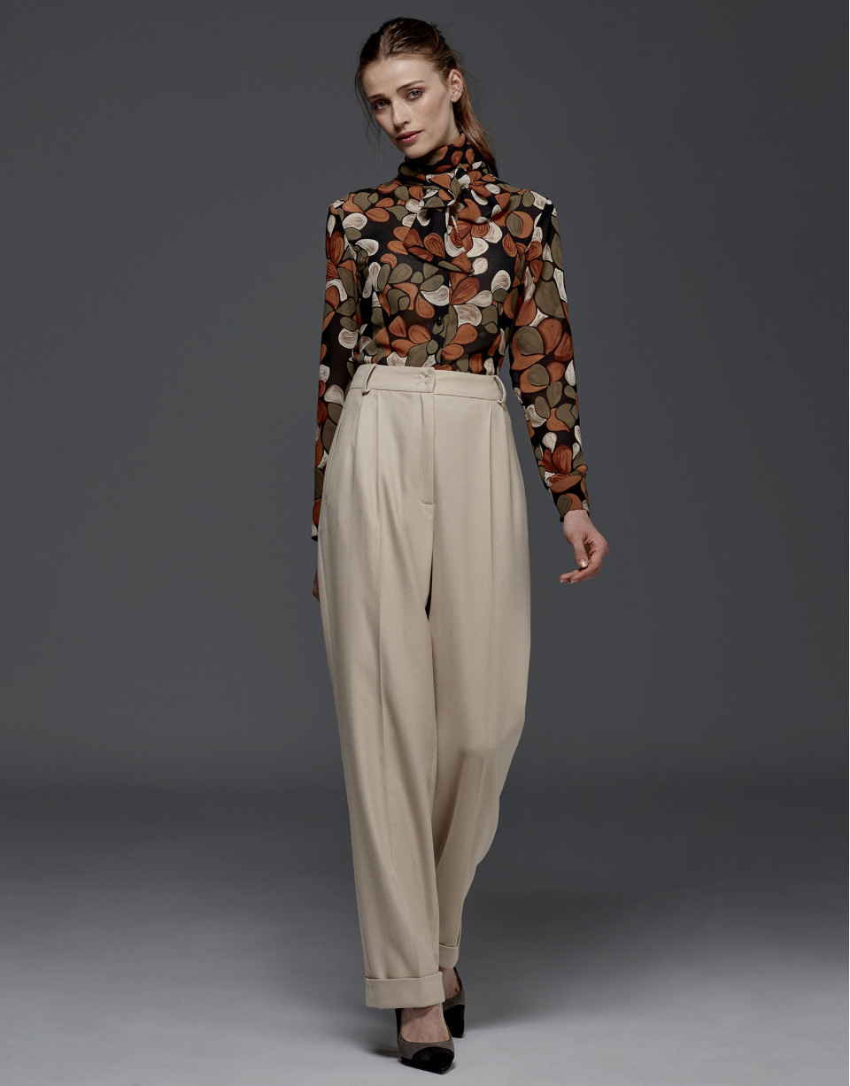 Pantalón pinzas espiga beige
