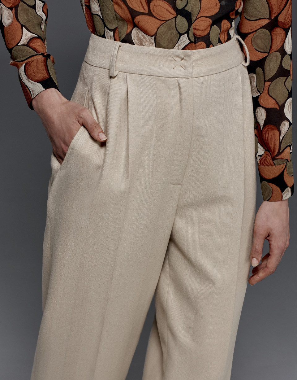 Pantalón pinzas espiga beige