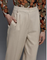 Pantalón pinzas espiga beige