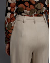 Pantalón pinzas espiga beige