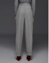 Pantalón pinzas espiga gris