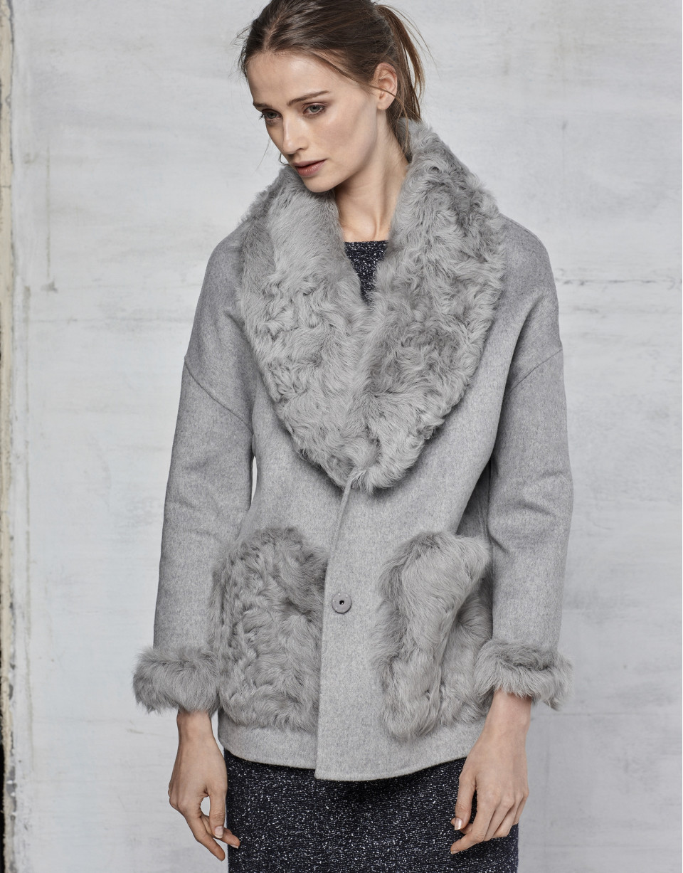 Chaquetón gris doble faz con cuello de pelo