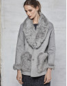 Chaquetón gris doble faz con cuello de pelo
