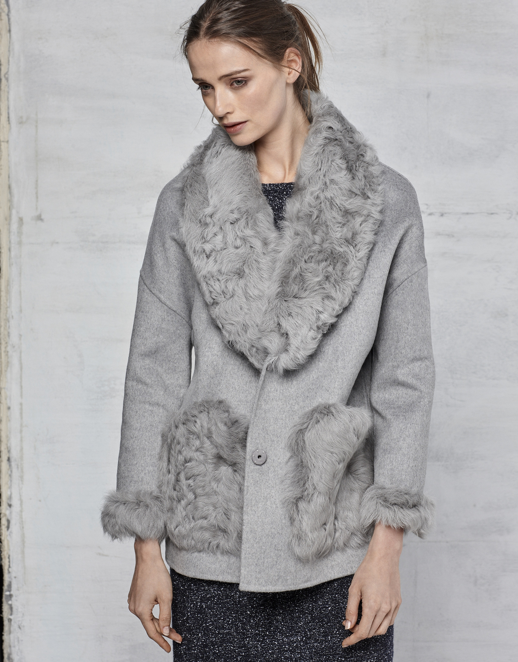 Chaquetón gris doble faz con cuello de pelo