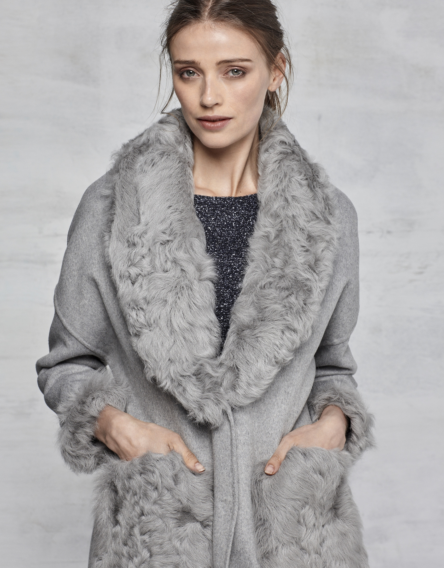Chaquetón gris doble faz con cuello de pelo