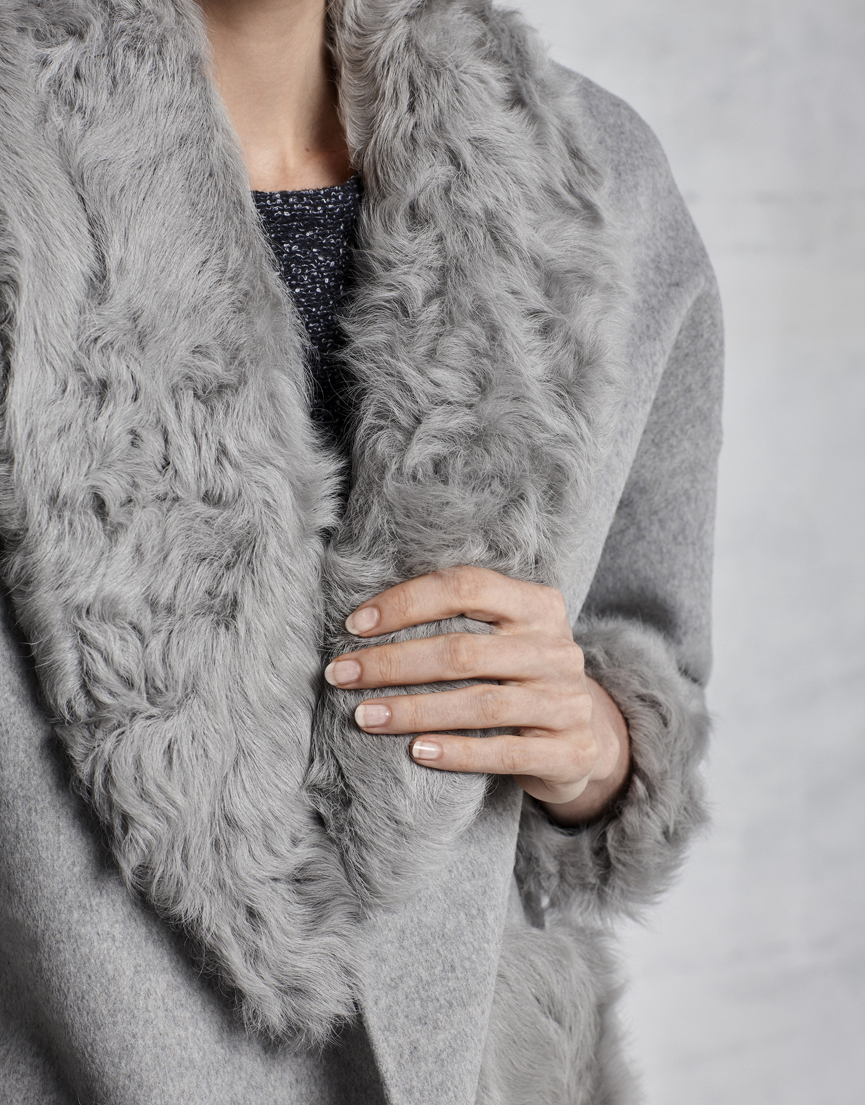 Chaquetón gris doble faz con cuello de pelo