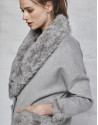 Chaquetón gris doble faz con cuello de pelo