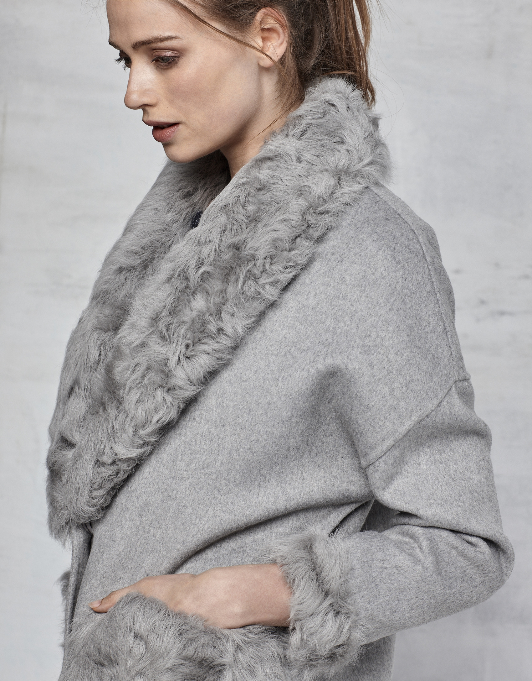 Chaquetón gris doble faz con cuello de pelo