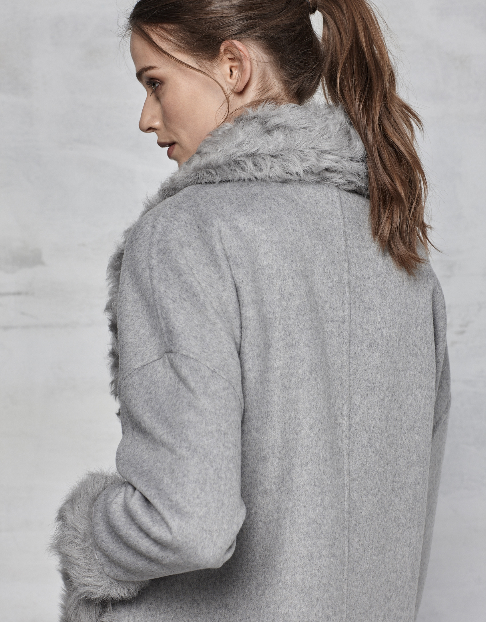 Chaquetón gris doble faz con cuello de pelo