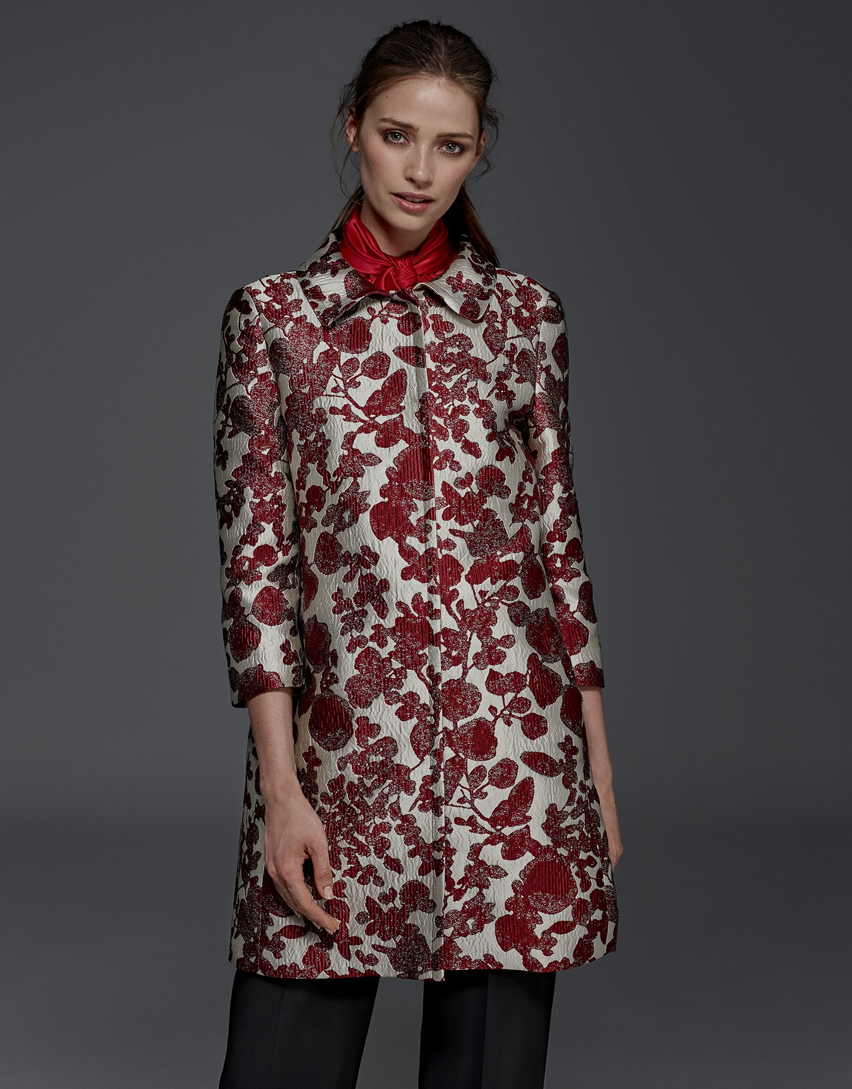 Abrigo jacquard estampado floral granate