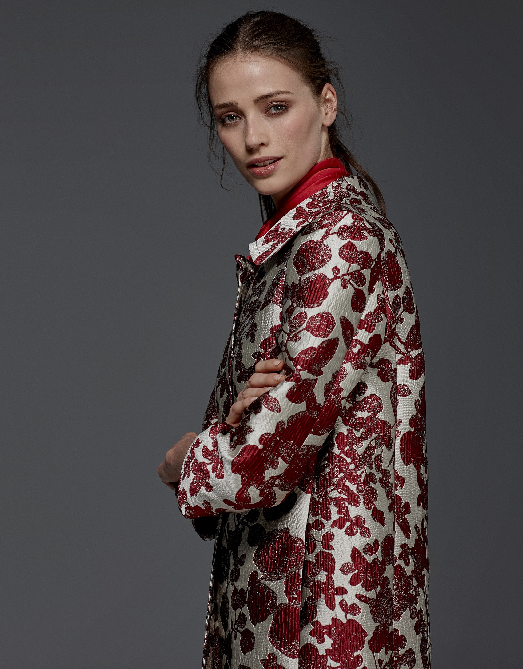 Abrigo jacquard estampado floral granate