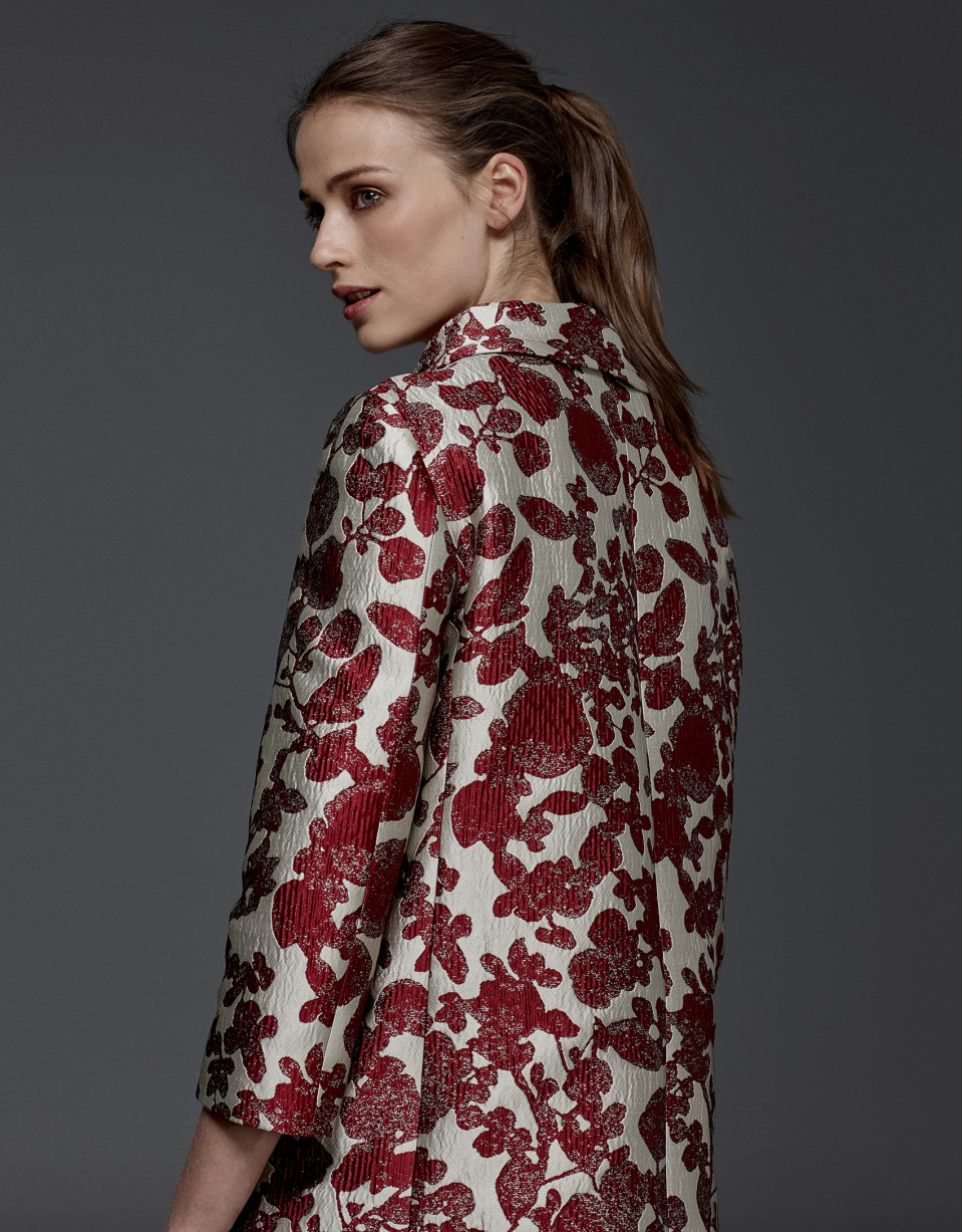 Abrigo jacquard estampado floral granate