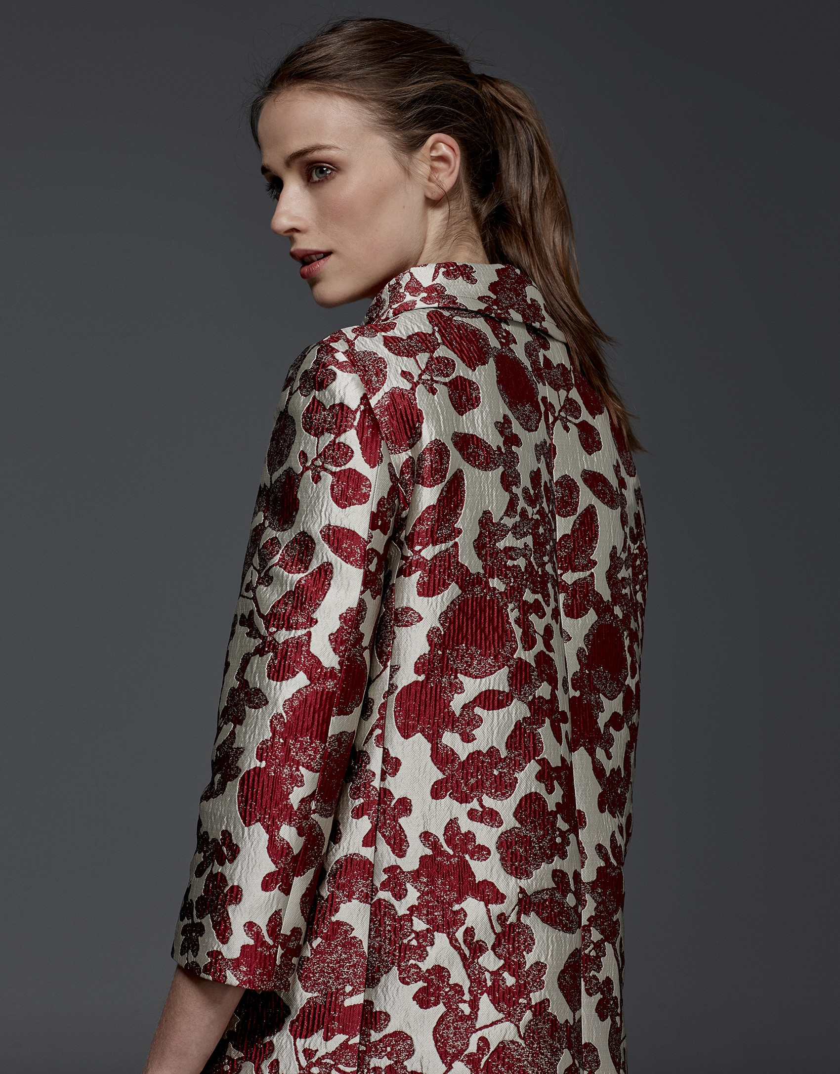 Abrigo jacquard estampado floral granate