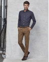 Pantalón chino microdibujo marrón