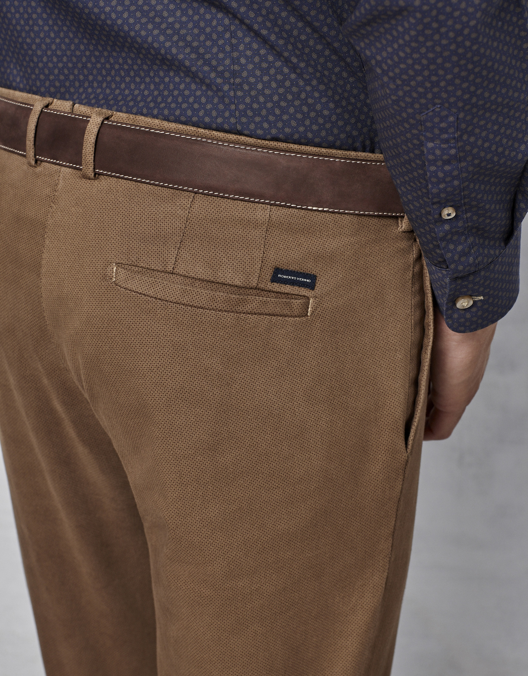 Pantalón chino microdibujo marrón
