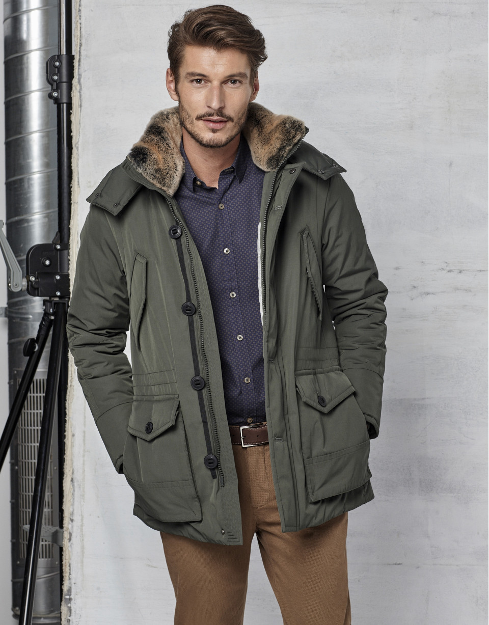 Parka color kaki con capucha y pelo
