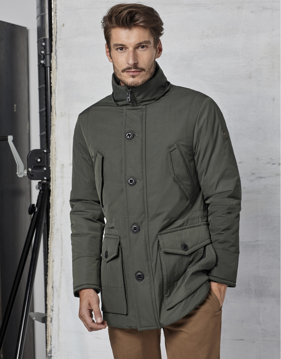 Parka color kaki con capucha y pelo