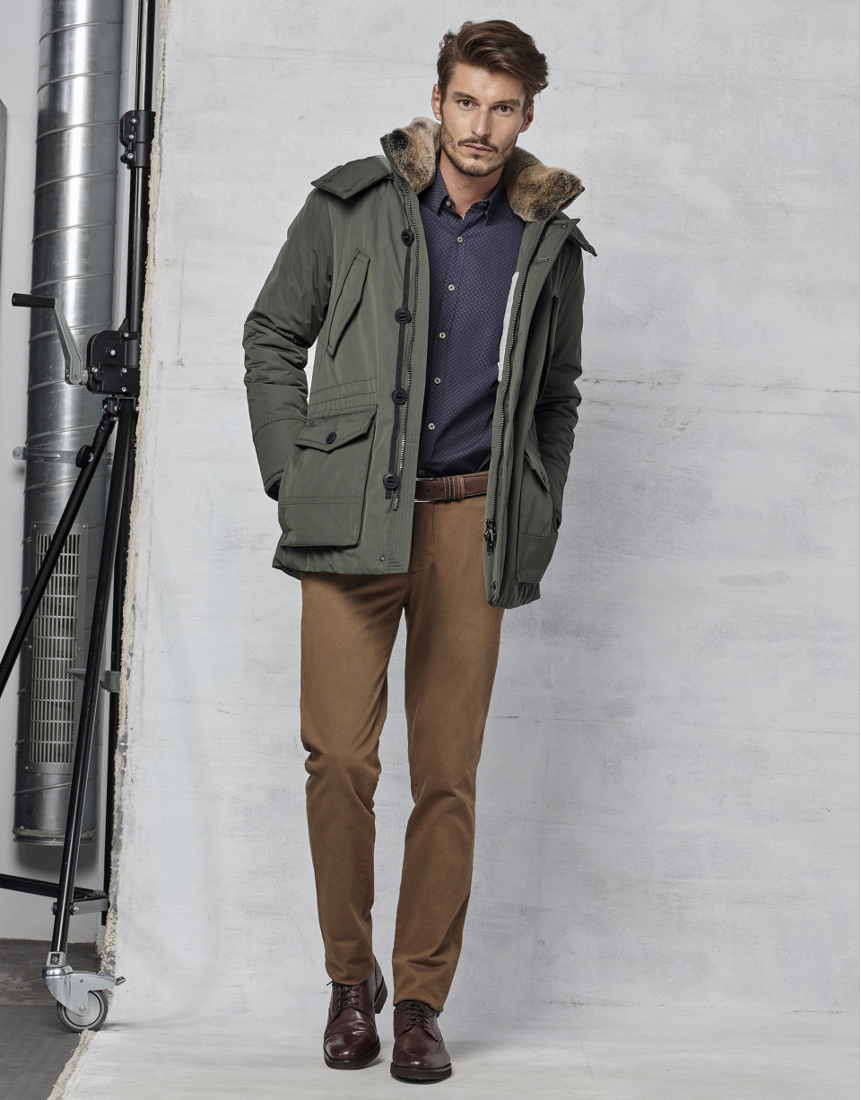Parka color kaki con capucha y pelo