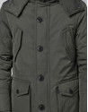 Parka color kaki con capucha y pelo