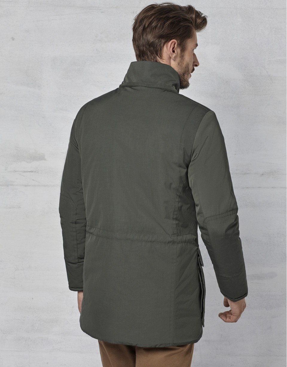 Parka color kaki con capucha y pelo