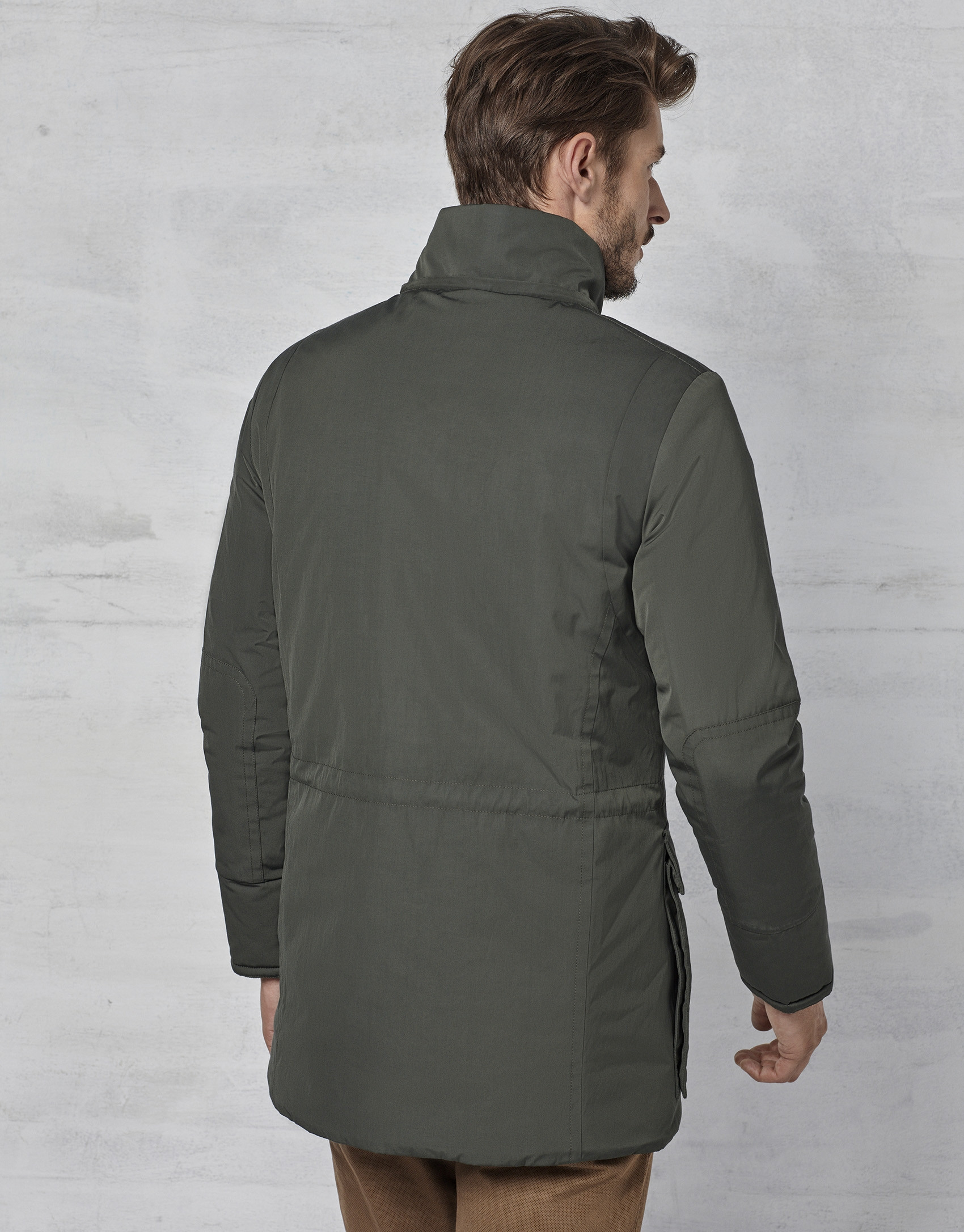 Parka color kaki con capucha y pelo