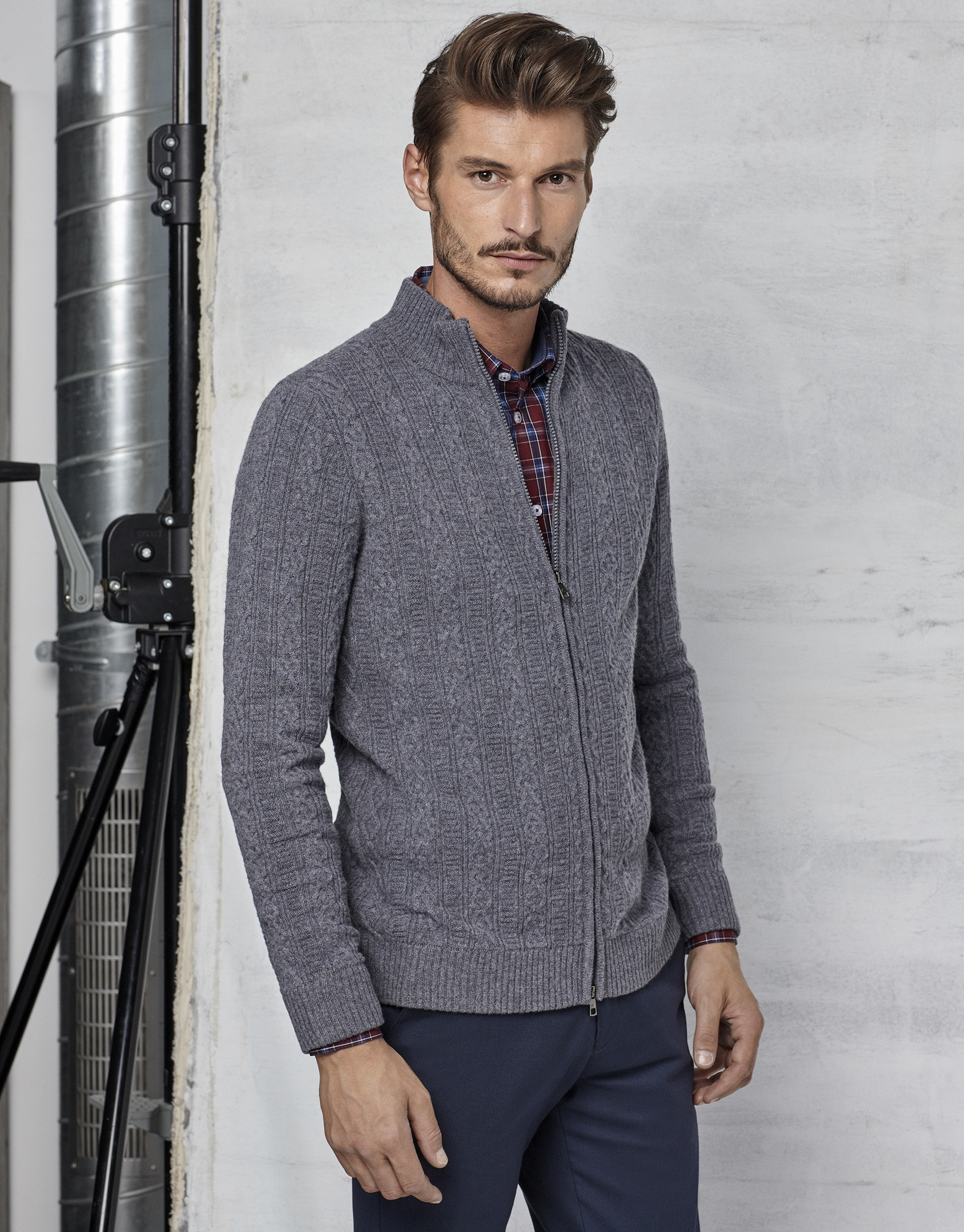 Chaqueta con cierrre cremallera gris