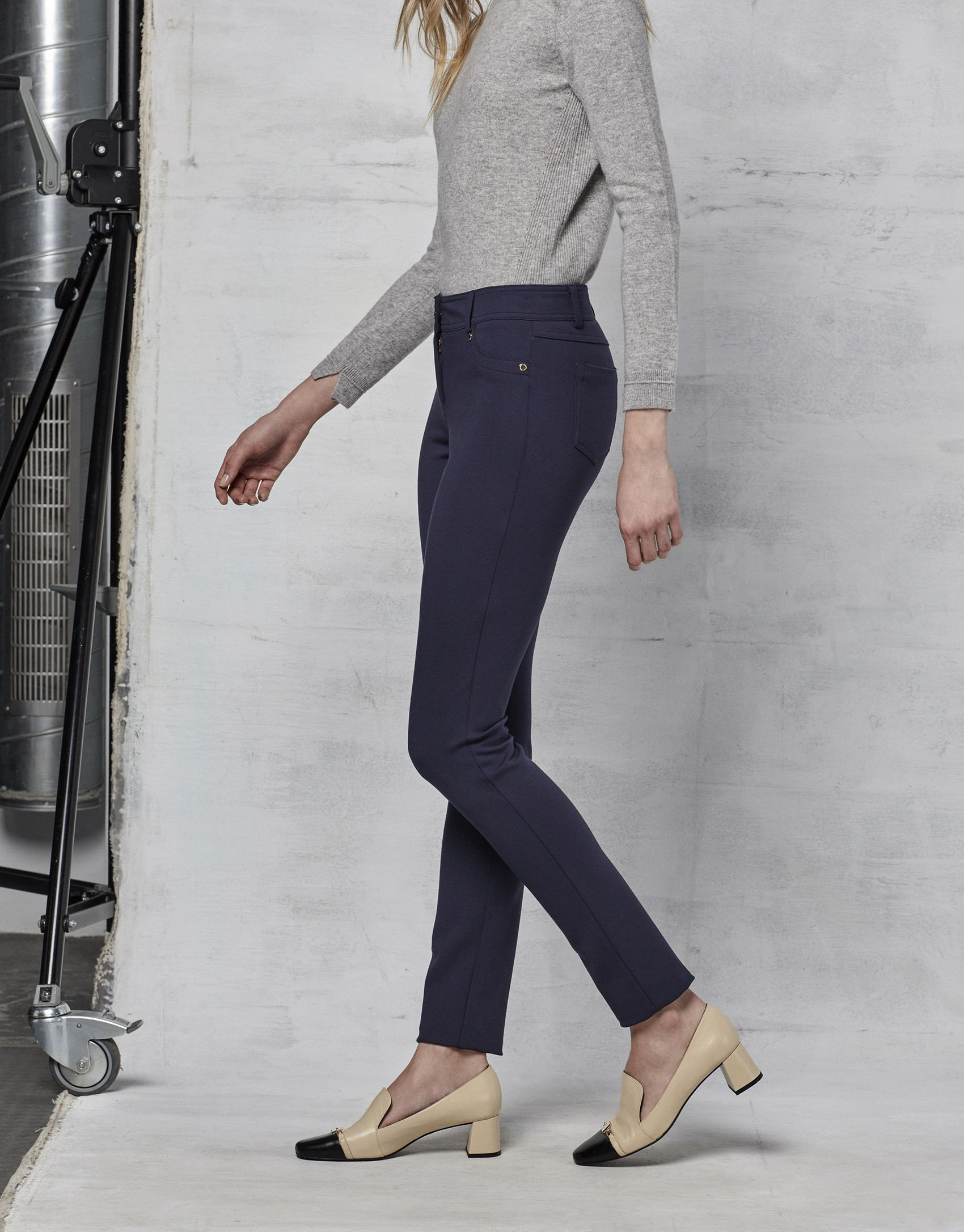 Navy blue pants with 5 pockets